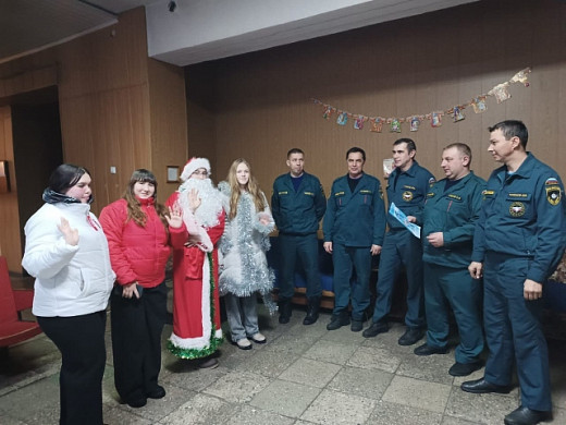 В Лухе Дед Мороз поздравляет тех, кто работает в праздники 